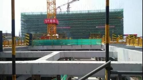 上下结构正在同步施工.jpg